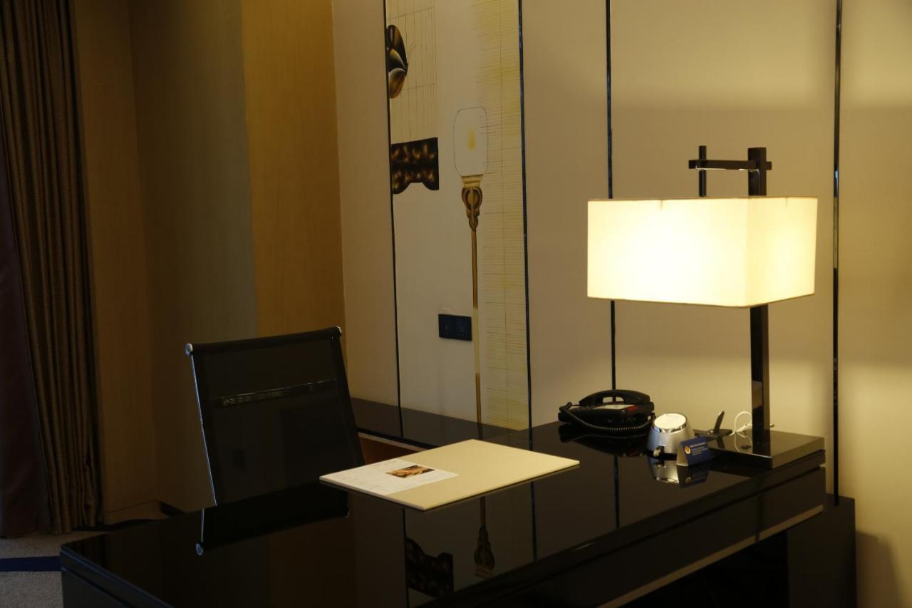 Отель Wyndham Chongqing Yuelai Экстерьер фото