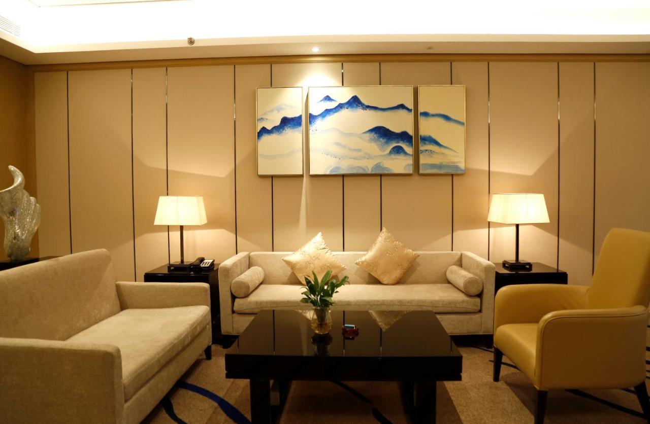 Отель Wyndham Chongqing Yuelai Экстерьер фото